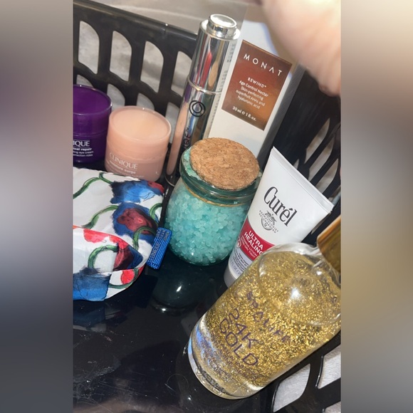 Clinique, Monat & beauty product bundle - Picture 5 of 15